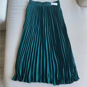 🍂fall drop🍂 NWT Emerald Green Banana Republic Satin Skirt